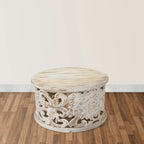 Table basse Alina en manguier sculpté à la main, motif floral ajouré, finition blanc vieilli, 33 po